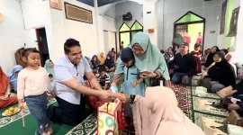 Foto: Justin Adrian Untayana Tengah Berbagi Bingkisan Anak Yatim