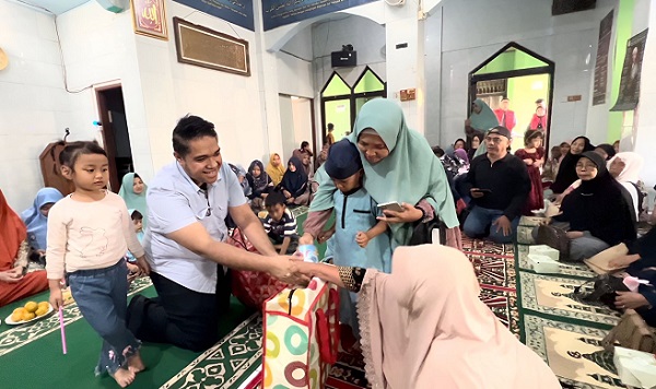 Foto: Justin Adrian Untayana Tengah Berbagi Bingkisan Anak Yatim