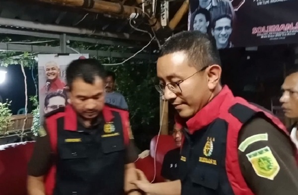 FOTO: Petugas Kejaksaan Saat Mendatangi Kediaman Oknum Anggota DPRD Kabupaten Bekasi