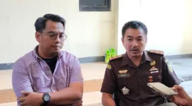 FOTO: Kasi Intel Rahmadhy Seno Lumakso (Kiri) Bersama Kasi Pidsus, Ronald Thomas Mendrofa (Kanan)