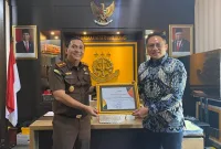 Kajari Kabupaten Bekasi Ricky Setiawan Anas Saat Menerima Penghargaan Dari PT. BBWM