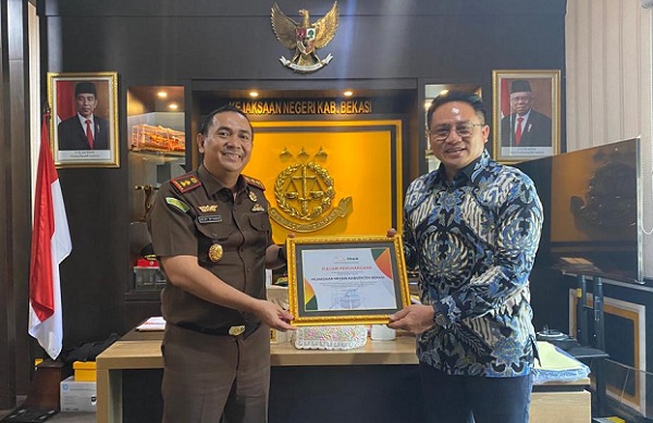 Kajari Kabupaten Bekasi Ricky Setiawan Anas Saat Menerima Penghargaan Dari PT. BBWM