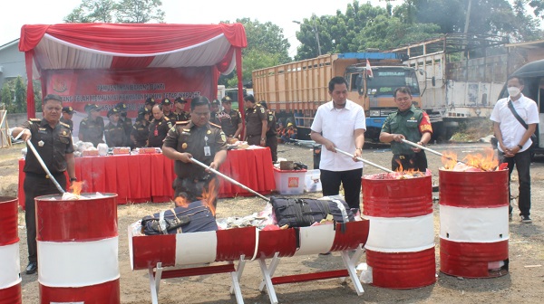 FOTO: Giat Pemusnahan Barang Bukti Kejaksaan Negeri Jakarta Barat