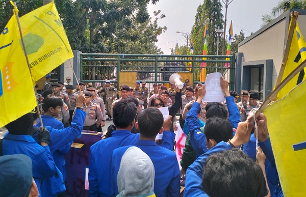 FOTO: Aksi PMII di Gedung Pemerintah Kabupaten Bekasi Jawa Barat