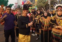Foto: Dewan Pembina YJSI Agus Budiono (blangkon berkaca mata hitam) Saat Bersama Peserta Karnaval