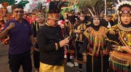 Foto: Dewan Pembina YJSI Agus Budiono (blangkon berkaca mata hitam) Saat Bersama Peserta Karnaval