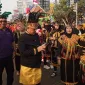 Foto: Dewan Pembina YJSI Agus Budiono (blangkon berkaca mata hitam) Saat Bersama Peserta Karnaval