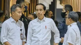 Foto: Bey Triadi Machmudin (Kiri) Bersama Presiden Joko Widodo (Tengah)