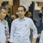 Foto: Bey Triadi Machmudin (Kiri) Bersama Presiden Joko Widodo (Tengah)