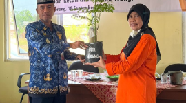 Camat Lebak, Wangi Drs. H. Safrudin Dahlan & Kepala Cabang UBK Serang, Triyani Moedjiherwati, M.Kes