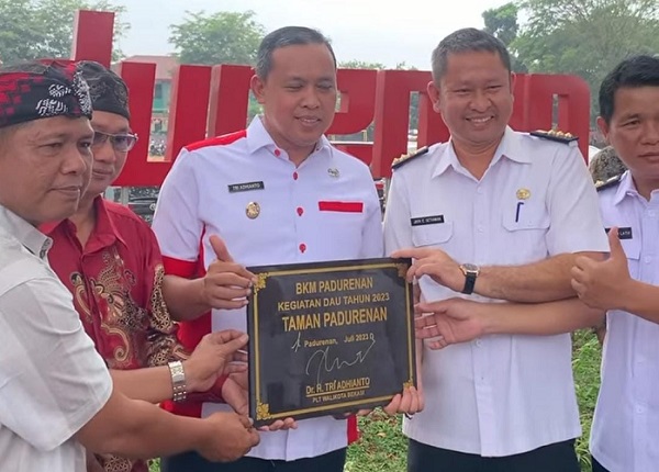 Foto: Walikota Bekasi Tri Adhianto Saat Peresmian Taman Bermain Pedurenan, Mustikajaya