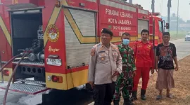 Babinsa dan Bhabinkamtibmas Cikarang Padamkan Kebaran Lahan