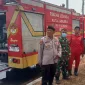 Babinsa dan Bhabinkamtibmas Cikarang Padamkan Kebaran Lahan