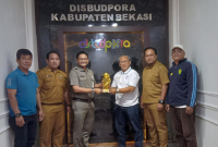 Kadisbudpora Terima Piala Menpora RI