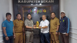 Kadisbudpora Terima Piala Menpora RI