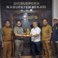 Kadisbudpora Terima Piala Menpora RI