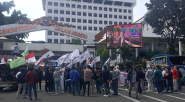 Aksi Kelompok Warga Bekasi di Depan Gedung Mendagri