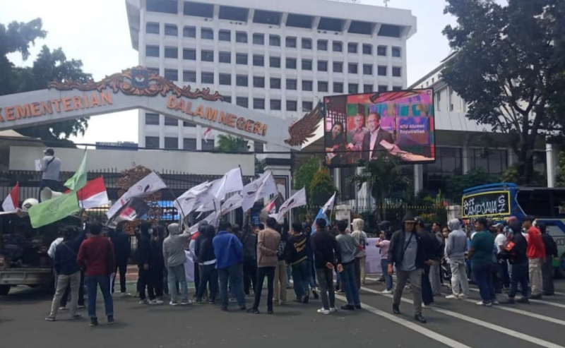 Aksi Kelompok Warga Bekasi di Depan Gedung Mendagri