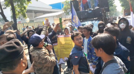 Foto: Saat Massa Karang Taruna Dihadang