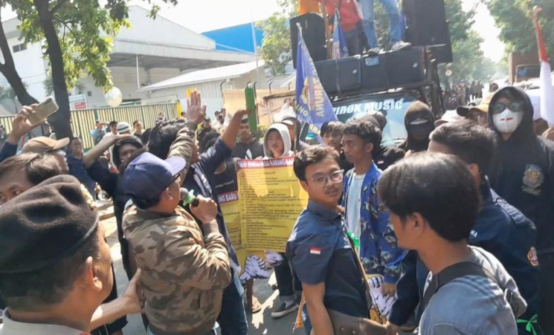 Foto: Saat Massa Karang Taruna Dihadang