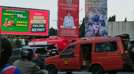 Foto: Reklame di Jalan Ahmad Yani Simpang Lampu Merah BCP, Kota Bekasi