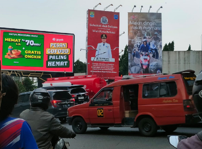 Foto: Reklame di Jalan Ahmad Yani Simpang Lampu Merah BCP, Kota Bekasi