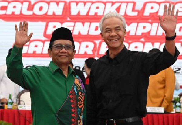 Foto: Mahfud MD (kiri) Bersama Ganjar Pranowo