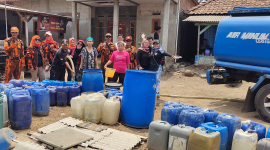 Foto: Ormas PP Kabupaten Bekasi Saat Salurkan Bantuan Air Bersih