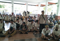 Foto: Ratusan TKK Duduki Pondopo Plaza Pemkot Bekasi, Senin (9/10/2023).