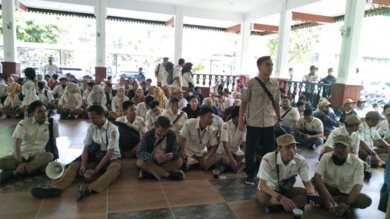 Foto: Ratusan TKK Duduki Pondopo Plaza Pemkot Bekasi, Senin (9/10/2023).