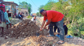 Foto: Kades Cipayung, H. Ajan Saat Kerja Bakti Perbaiki Jalan Longsor