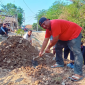 Foto: Kades Cipayung, H. Ajan Saat Kerja Bakti Perbaiki Jalan Longsor