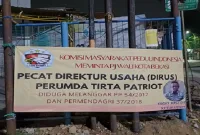 Foto: Spanduk Desakan Copot Dirus Perumda Tirta Patriot Kota Bekasi