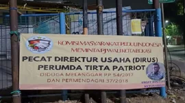 Foto: Spanduk Desakan Copot Dirus Perumda Tirta Patriot Kota Bekasi