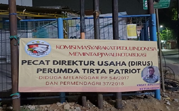 Foto: Spanduk Desakan Copot Dirus Perumda Tirta Patriot Kota Bekasi