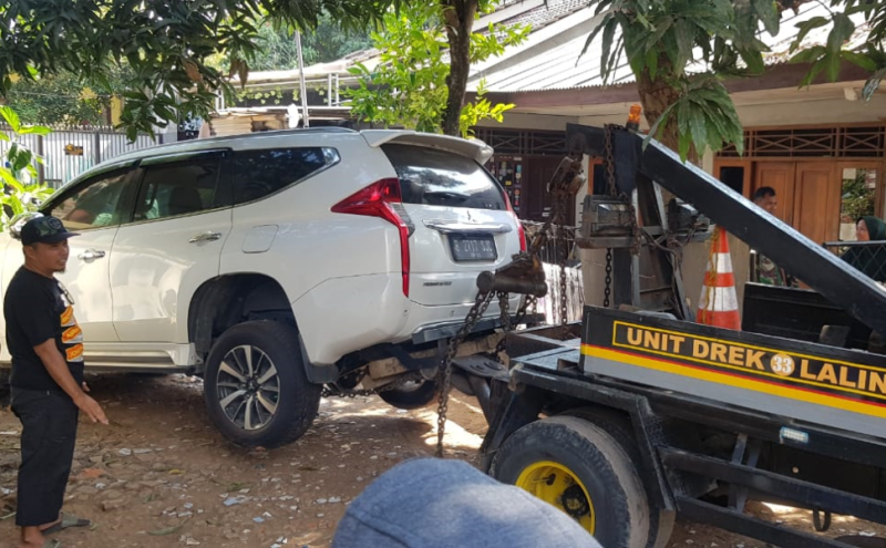 Foto: Saat Petugas Kejaksaan Kabupaten Bekasi Menyita Kendaraan