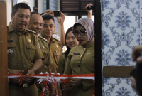 Foto: Kepala Dinkes Kota Bekasi, Tanti Rohilawati, SKM, M Kes, resmikan Poli Cendana