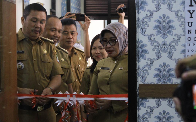 Foto: Kepala Dinkes Kota Bekasi, Tanti Rohilawati, SKM, M Kes, resmikan Poli Cendana