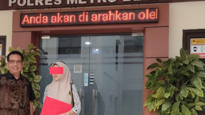Foto: Agus Budiono (MPK) Bersama Korban HP Saat di Polres Metro Kabupaten Bekasi