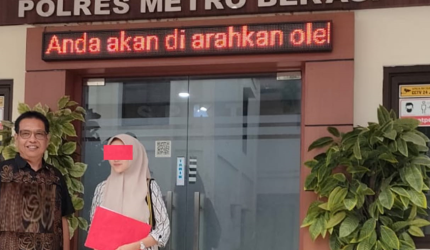 Foto: Agus Budiono (MPK) Bersama Korban HP Saat di Polres Metro Kabupaten Bekasi