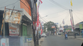 Foto: Umbul-umbul Iklan Rokok di Kota Bekasi