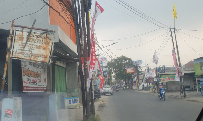 Foto: Umbul-umbul Iklan Rokok di Kota Bekasi