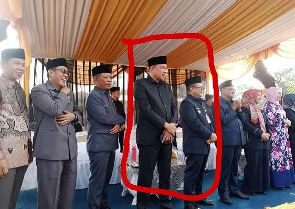 Foto: Eks Walikota Bekasi Tri Adhianto (Kiri) Bersama Pj Walikota Bekasi Raden Gani Muhamad (Kanan) Dalam Lingkaran Merah