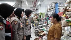 Jelang Nataru Polres Ponorogo Kunjungi Pasar Cek Harga Bahan Pokok