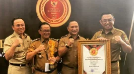 Foto: Pj Walikota Bekasi, Raden Gani Muhamad Bersama Dirut RSUD Kota Bekasi, dr. Kusnanto Saidi (Tengah)