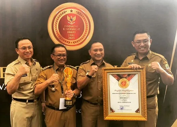 Foto: Pj Walikota Bekasi, Raden Gani Muhamad Bersama Dirut RSUD Kota Bekasi, dr. Kusnanto Saidi (Tengah)