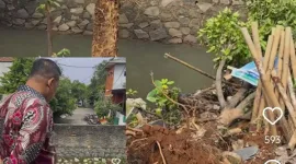 Foto: Tri Adhianto Saat Tinjau Lokasi Longsor Kali Cakung 