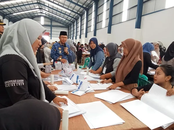 Foto: Pj Dani Ramdan Saat Berkunjung ke Gudang Logistik KPU