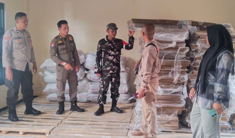TNI dan Polisi Lamongan Kawal Logistik Pemilu