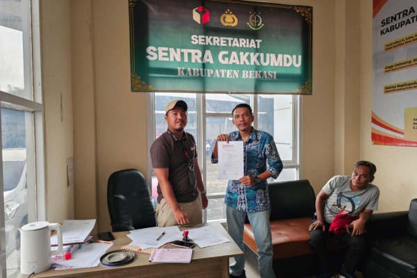 Foto: Hidayat Warga Babelan Saat Melapor ke Bawaslu Kabupaten Bekasi